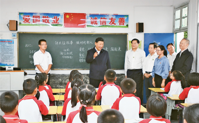 2020年9月16日至18日，中共中央總書(shū)記、國(guó)家主席、中央軍委主席習(xí)近平在湖南考察。這是16日下午，習(xí)近平在郴州市汝城縣文明瑤族鄉(xiāng)第一片小學(xué)，同正在上思政課的同學(xué)們親切交流。 新華社記者 謝環(huán)馳/攝