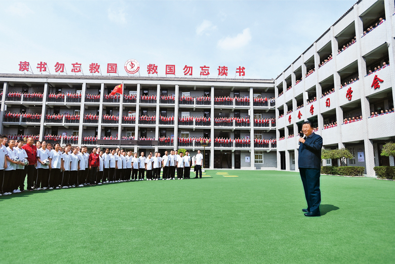 2021年9月13日至14日，中共中央總書(shū)記、國(guó)家主席、中央軍委主席習(xí)近平在陜西省榆林市考察。這是14日上午，習(xí)近平在綏德實(shí)驗(yàn)中學(xué)考察時(shí)，同師生親切交流。 新華社記者 謝環(huán)馳/攝